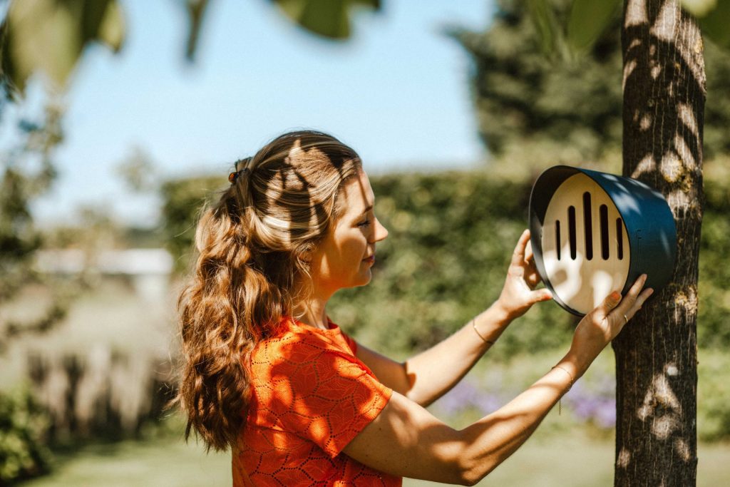 capi vlinderhuisje aan boom 